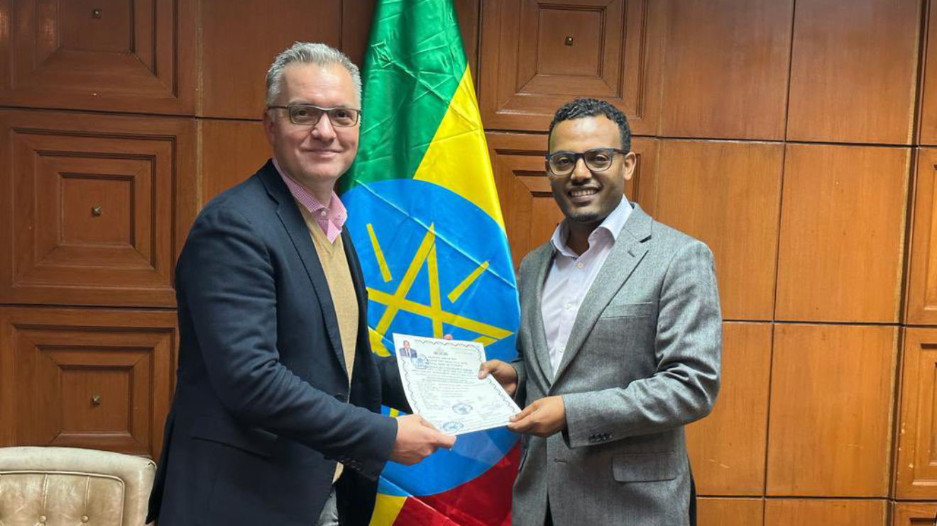 Safaricom Ethiopia CEO Anwar Soussa (Left) receiving the Payment Instrument Issuer License from National Bank of Ethiopia Governor Mamo Mihretu (Right). PHOTO/COURTESY